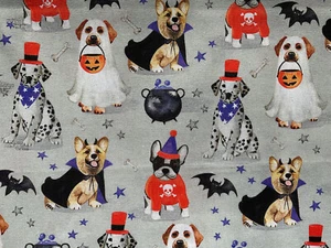 SELTEN & OVP Designer Neuheit HALLOWEEN HUNDE IM KOSTÜM AUF GRAU *100 % Baumwolle FQ* - Bild 1 von 3