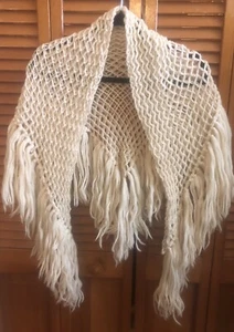Scialle vintage ragazza maglia uncinetto avvolgente con frange modello anni 70 boho fatto a mano - Foto 1 di 10