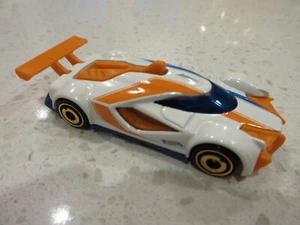 Coche de carreras de juguete Hot Wheels Mach Speeder 2017 blanco y naranja FJV63 1:64 diecast - Imagen 1 de 5