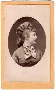 Cdv.Photo médaillon gaufrée,relief.Jeune Dame belle coiffe Prise de profil.1870. - Picture 1 of 2