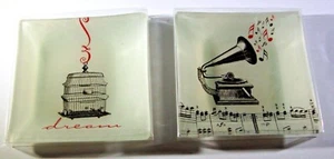 Juego de dos bandejas de vidrio decorativas pequeñas marca Michaels jaula para pájaros y Victrola - Imagen 1 de 12
