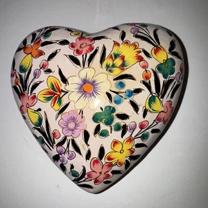 Papel maché floral hecho a mano corazón hinchado marfil con coloridas flores arte artesanía - Imagen 1 de 8