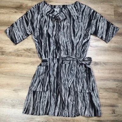 Vestido Walter Baker W118 Talla M Estampado Abstracto Faja Corta Bolsillos Negro Blanco Foto 1 de 4