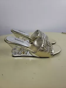Women's VINTAGE Amanda Unqiue RARE NIB Beaded Heel Pump Size 7M - Picture 1 of 19