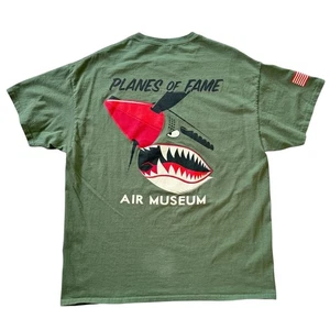 Planes of Fame Air Museum Gildan XL verde oliva bandera de Estados Unidos para hombre - Imagen 1 de 9