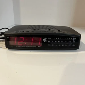 Vintage GE General Electric FM/AM Radio Alarm Model 7-4825A WORKS GREAT - Picture 1 of 8