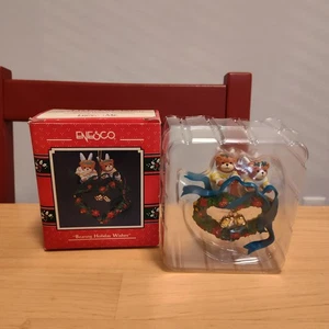 Vintage 1990 Enesco Weihnachtsschmuck "Bearing Holiday Wishes" - Bild 1 von 7