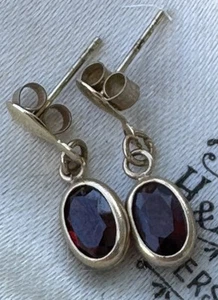 Vintage Ohrstecker 9 kt 375 Gelbgold facettiert oval roter Granat Edelstein - Bild 1 von 8
