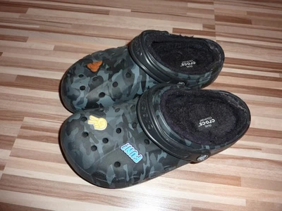Crocs Clogs gefüttert Hausschuhe Jungen schwarz inkl. 3 Jibbitz Gr. 38-39 Top!!! - Bild 1 von 4