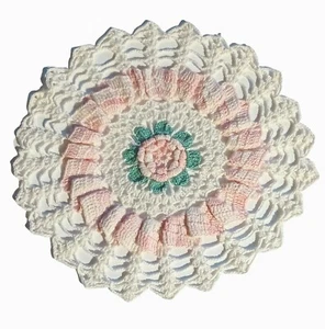 Tapete de ganchillo blanco y rosa - Imagen 1 de 2