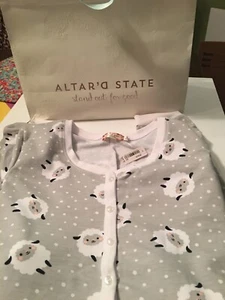 Neu mit Etikett * Altar’d State einteiliger Pyjama * langer Strick grau Punkte Schaf Lamm ** Größe: Small - Bild 1 von 8