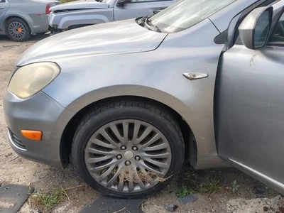 Guardabarros conductor Suzuki Kizashi Q1E0N 2010-2013 Foto 1 de 4