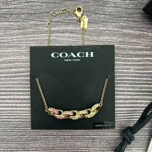 COLLAR COLGANTE COACH SIGNATURE “C” TONO ORO CRISTALES CLAROS Y ROSAS 16”+2” - Imagen 1 de 12