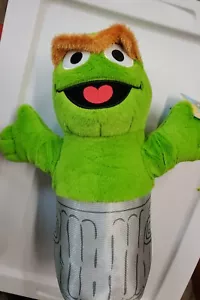 Peluche Sesame Street Oscar Il Grouch Nella Pattumiera Nuovo Con Etichette - Foto 1 di 6