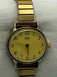 Orologio donna Q&Q cinturino elastico tono oro cassa bicolore quadrante arabo necessita batteria - Foto 1 di 7