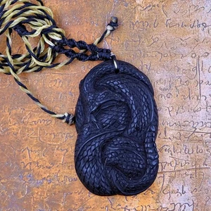 Collar colgante serpiente de cascabel africana, cordón tejido cuerno negro - Imagen 1 de 3
