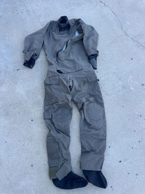 Traje seco táctico Mustang Survival gris centinela MSD674vMA mediano regular Foto 1 de 4