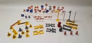 Lot De 66 Accessoires Routier Panneaux Plot Jeux Jouets Mise En Scène Miniatures - Bild 1 von 5