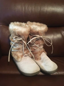 Womens Size 6 Airwalk Boots , Lace up Fur trimmed - Picture 1 of 3
