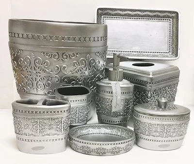 NUEVO JUEGO DE 8 PIEZAS RAYMOND WAITES DISPENSADOR DE JABÓN RESINA GRIS PLATA TALLADA + BASURA + BANDEJA + 5 Foto 1 de 4