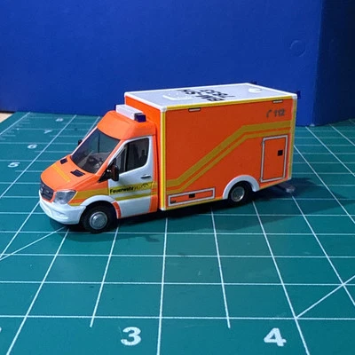 Ambulancia de emergencia Rietze escala HO 1:87 Mercedes Sprinter German Feuerwehr Foto 1 de 4