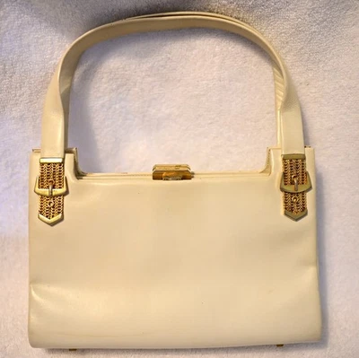 BOLSA DE MÃO VINTAGE RODO COURO BRANCO NOITE COM FIVELAS TOM DOURADO - Imagem 1 de 4
