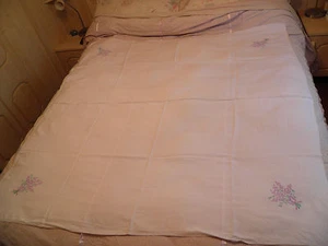 Mantel cuadrado hecho a mano de lino blanco de 51 pulgadas con bordado de flores - Imagen 1 de 5