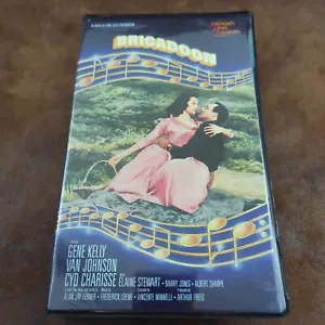 Brigadoon (VHS, 1998) Gene Kelly, Van Johnson, Cyd Charisse - Foto 1 di 3