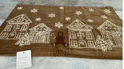 CAPA DE TRAVESSEIRO DE VELUDO BORDADA VILA PÃO DE GENGIBRE CELEIRO CERÂMICA NOVA COM ETIQUETAS  - Imagem 1 de 4