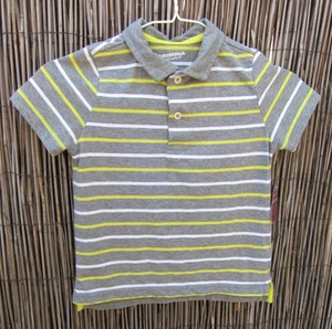 Arizona Kleinkind Jungen grau mit gelb & weißen Streifen Shirt Größe 5T neu mit Etikett - Bild 1 von 5