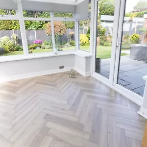 🌪 Fusion 12mm Greige Oak Herringbone Laminate Flooring Parquet £27.99m2 - Picture 1 of 24