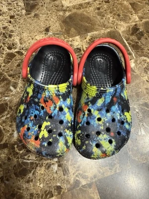 Crocs negros multicolores para niños pequeños con correa roja talla 7 Foto 1 de 4