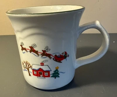 Pfaltzgraff Snow Village con taza de café de Santa trineo de cerámica, niños, perros y gatos Foto 1 de 4