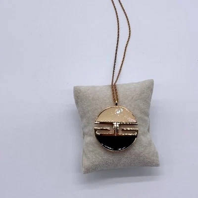 Los años 80 están llamando: Juego de Pendientes Tono Dorado Diseño Bloque Color Negro y Beige Foto 1 de 4