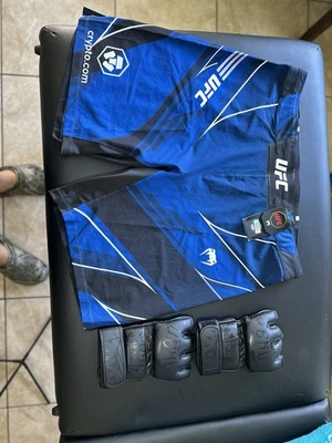 Pantalones Cortos UFC (XXL) y Guantes UFC (L/XL) Foto 1 de 2
