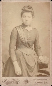 Younger Woman John Hast Studio CDV Card Photograph (CDV4-5) - Picture 1 of 3