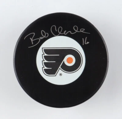 Bobby Clarke Firmado Philadelphia Flyer Logo Puck (CoJo) 2xCampeón de la Copa Stanley Foto 1 de 4