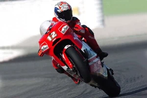 Ducati MotoGP Troy Baylis Wheelie impresión de metal - lienzo de galería - póster FujiFilm LG - Imagen 1 de 49