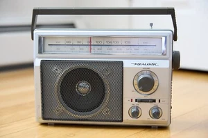 Vintage Realistic RadioShack portable AM/FM radio 12-625 - Picture 1 of 5