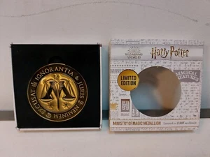 Harry Potter Limited Edition Zaubereiministerium Medaillon - Bild 1 von 12