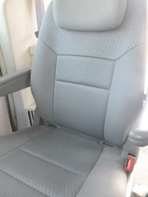 Segunda fila asiento lateral pasajero tela gris Chrysler town and country 2010 Foto 1 de 2