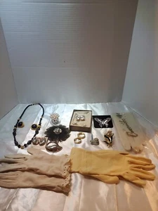 HUGE Vintage 13pc Jewelry & Women's Gloves lot Brooch, clip on earrings etc - Bild 1 von 13