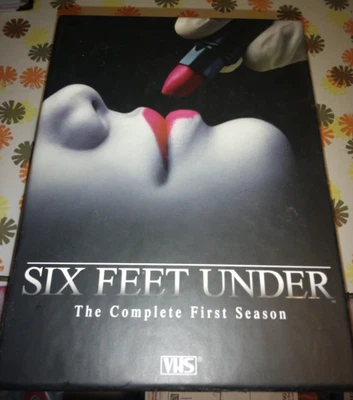 SIX FEET UNDER THE COMPLETE FIRST SEASON ON VHS - Imagem 1 de 4