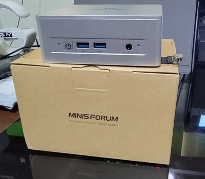 MINISFORUM UM870 Slim 32GB RAM 500GB SSD Mini PC AMD Ryzen 7 8745H Oculink Port - Image 1 of 4