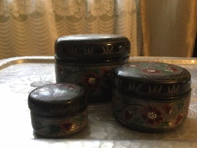 Набор из 3 расписанных вручную гнездовых коробок с украшениями  - Изображение 1 из 3