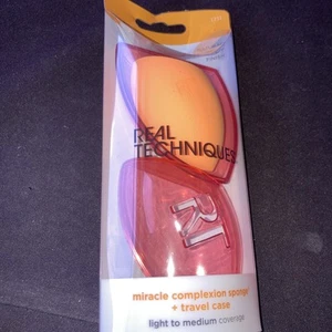 1 BRAND NEW Real Techniques Miracle Complexion Sponge + Travel Sponge Case - Picture 1 of 1
