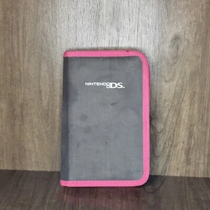 Funda de transporte oficial de Nintendo DS gris carbón con adornos rosa intenso - Imagen 1 de 5