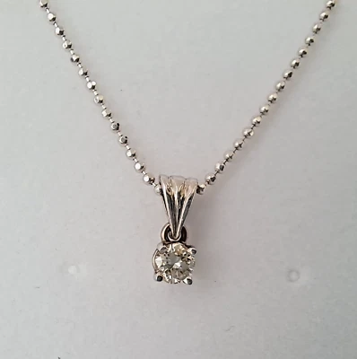 Collar de oro blanco de 18 quilates con colgante de diamantes con sello Foto 1 de 4