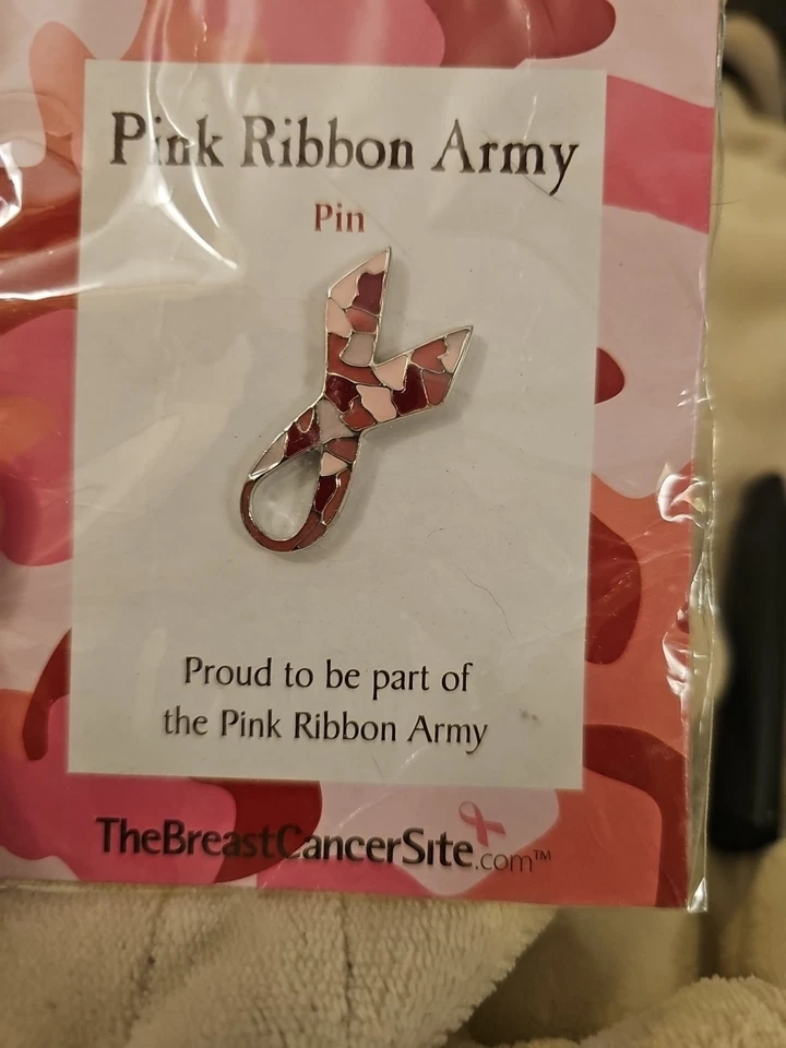 Pin de cinta camuflada rosa | Concienciación sobre el cáncer de mama Foto 1 de 1