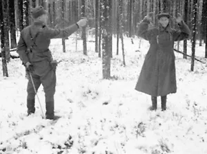 Foto Esecuzione Vintage Epoca Seconda Guerra Mondiale - Rara Scena Storica di Guerra nella Foresta Innevata - Foto 1 di 1